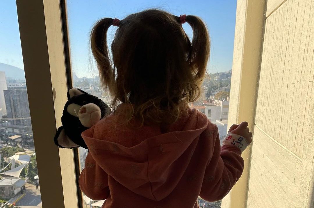 "Χειρουργείο Αλίκης. Eίμαστε έτοιμες για ένα μοναδικό καλοκαίρι": Η ανάρτηση της Τζένης Μπότση μετά το χειρουργείο της κόρης της