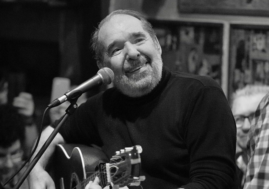 Το γλυκό τραγούδι των παιδικών μας χρόνων: O τραγουδοποιός Θέμης Ανδρεάδης ερμηνεύει το “Είμαι πολύ ωραίος” μαζί με τον εγγονό του, Βίκτωρα, στο TikTok!