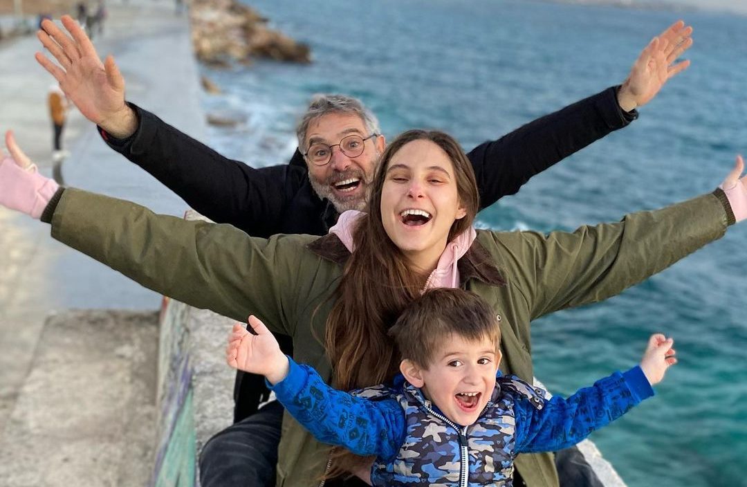 Η τρυφερή αγκαλιά του παππού: Ο Θοδωρής Αθερίδης "λιώνει" από ευτυχία αγκαλιάζοντας τον νεογέννητο εγγονό του