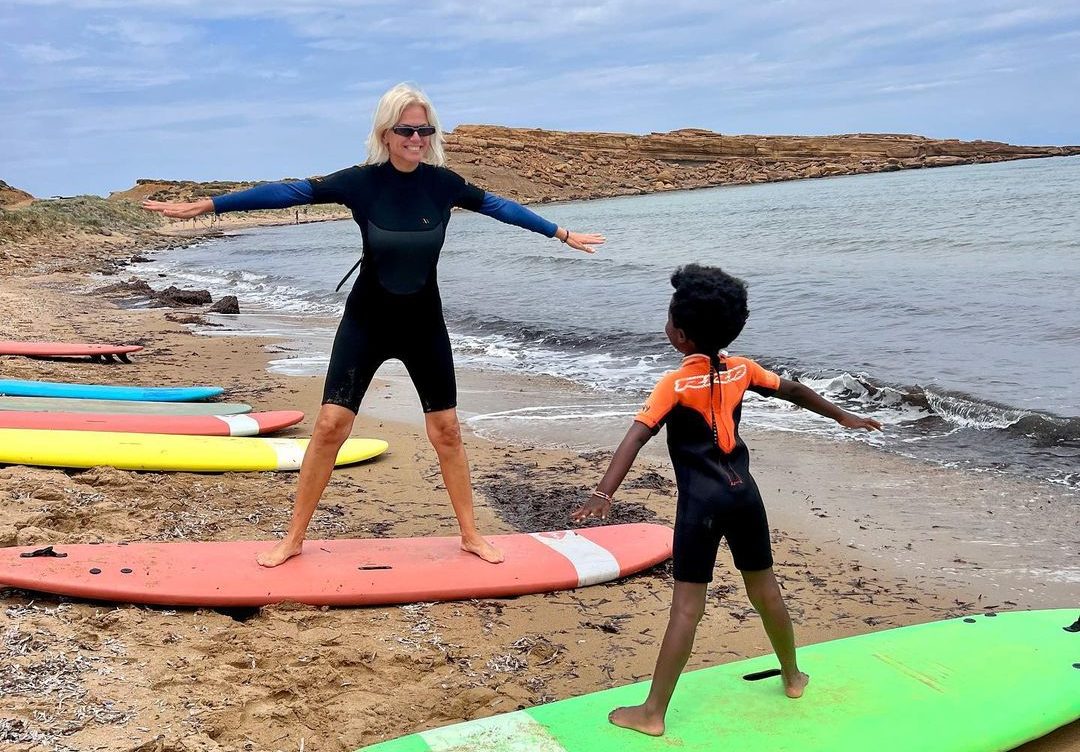 Χριστίνα Κοντοβά: Κάνει μαθήματα σερφ μαζί με την κόρη της, Έιντα
