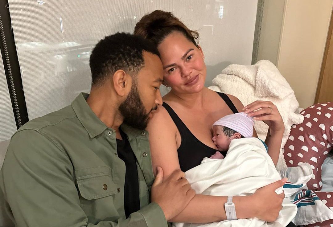 “Όταν έχασα τον Jack δεν πίστευα ότι θα μπορούσα να γεννήσω η ίδια άλλα παιδιά”: H αποκαλυπτική ανάρτηση της Chrissy Teigen για το μωράκι που απέκτησε μέσω παρένθετης μητέρας πέντε μήνες μετά τη γέννηση της κόρης της