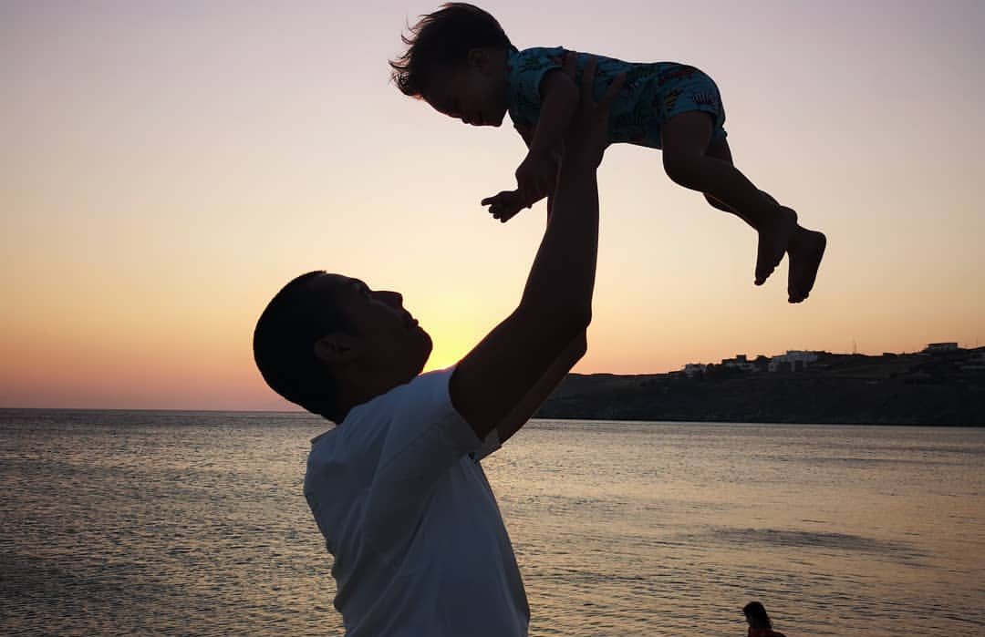 Αριάνα Τσιχίρο:  Η 7χρονη κόρη του Σωτήρη Κοντιζά κάνει βόλτα με τον πατέρα της και τη μητέρα της, Δέσποινα, στην Αθήνα