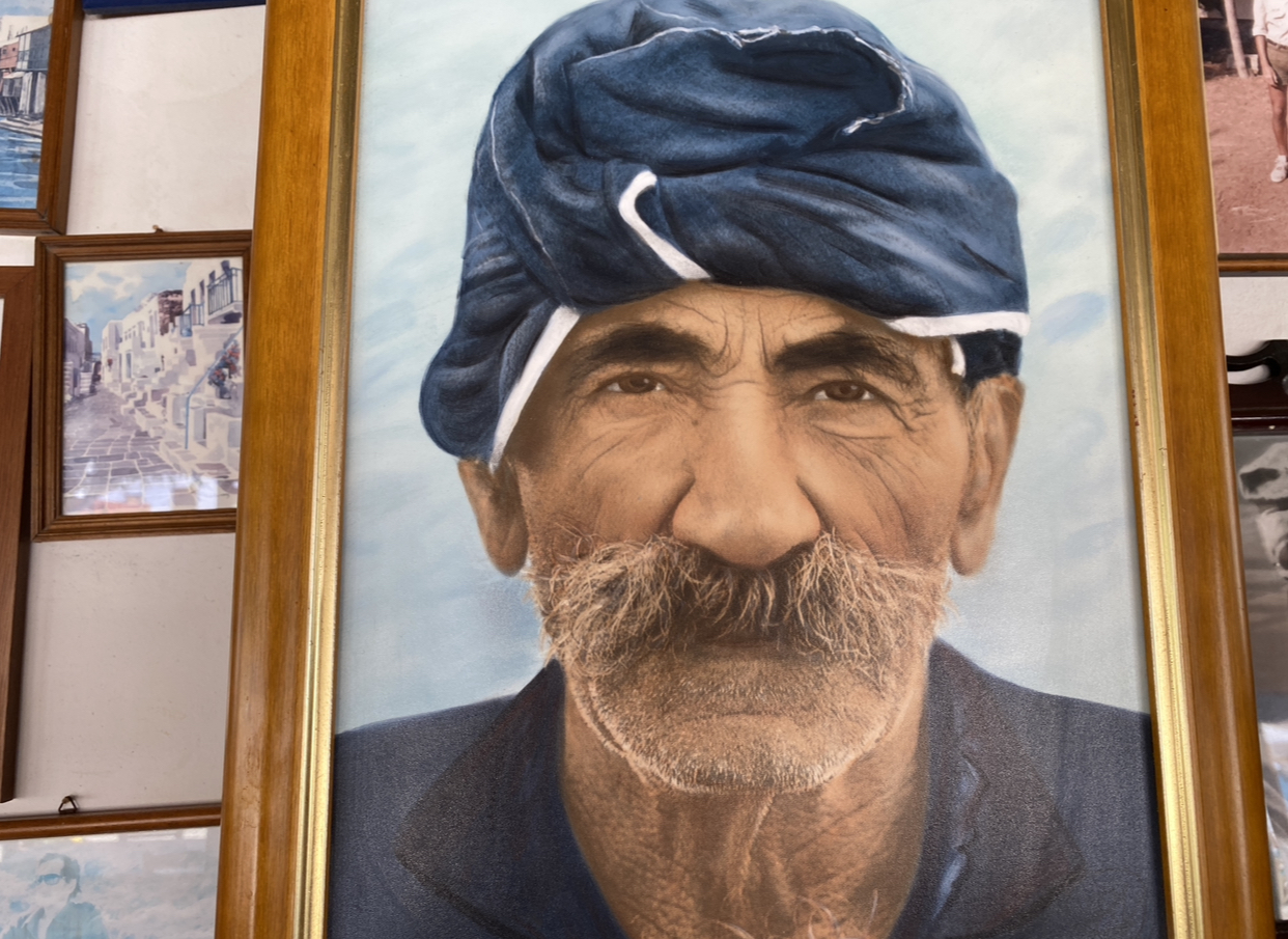 Ο Μανώλας από την Ψέριμο έγινε καρτ ποστάλ και ταξίδεψε την Ελλάδα σε όλο τον κόσμο