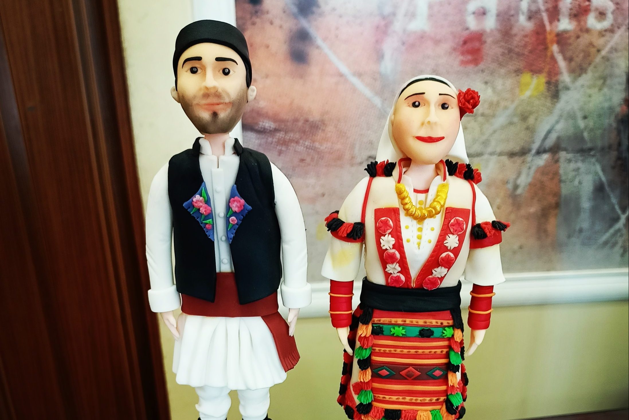 Κούκλες από ζάχαρη! Ένας ζαχαροπλάστης από τα Γιαννιτσά φτιάχνει κούκλες με παραδοσιακές φορεσιές από ζαχαρόπαστα!