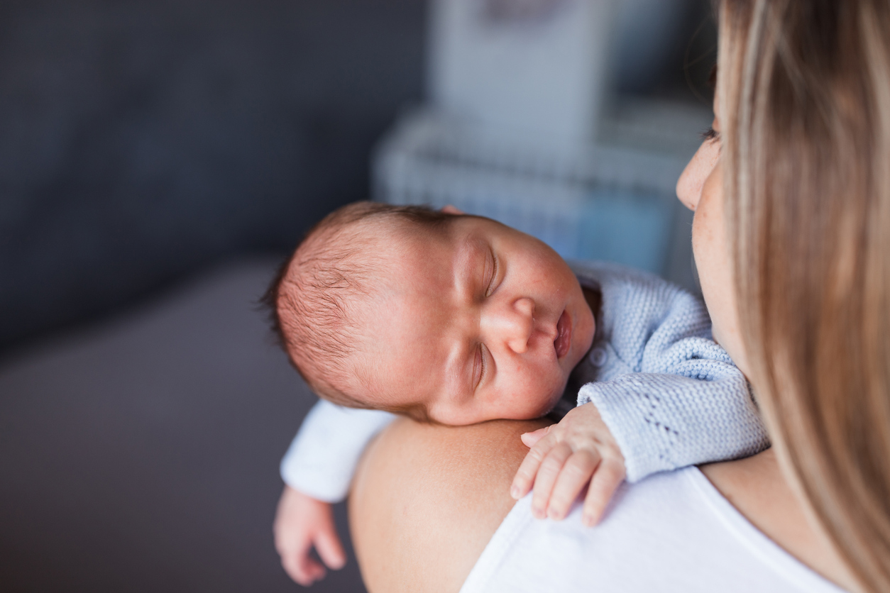 Κι όμως η επιστήμη βρήκε το κόλπο για να κοιμούνται πιο εύκολα τα μωρά το βράδυ (χωρίς να κλαίνε)