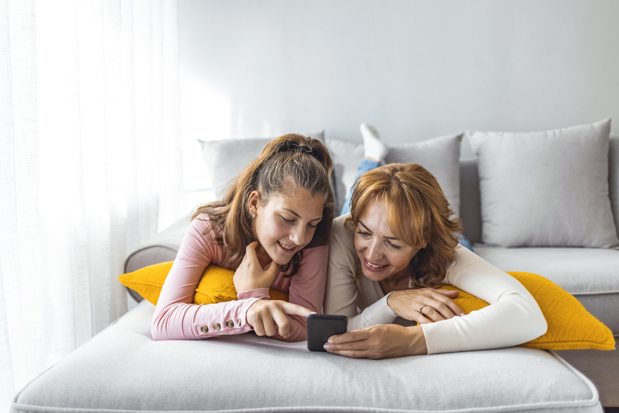 'Μάνα Στιγμή': Η δημιουργός της viral σελίδας του Instagram μας μιλάει για την Ελληνίδα μάνα, τα αστεία μηνύματα και τις τοξικές σχέσεις