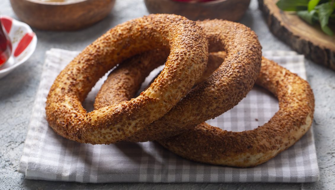 Μαθητές ζύμωσαν ψωμί κι έπλασαν το παραδοσιακό κουλούρι της Θεσσαλονίκης στην αυλή του σχολείου, σε ένα πρωτότυπο εκπαιδευτικό πρόγραμμα