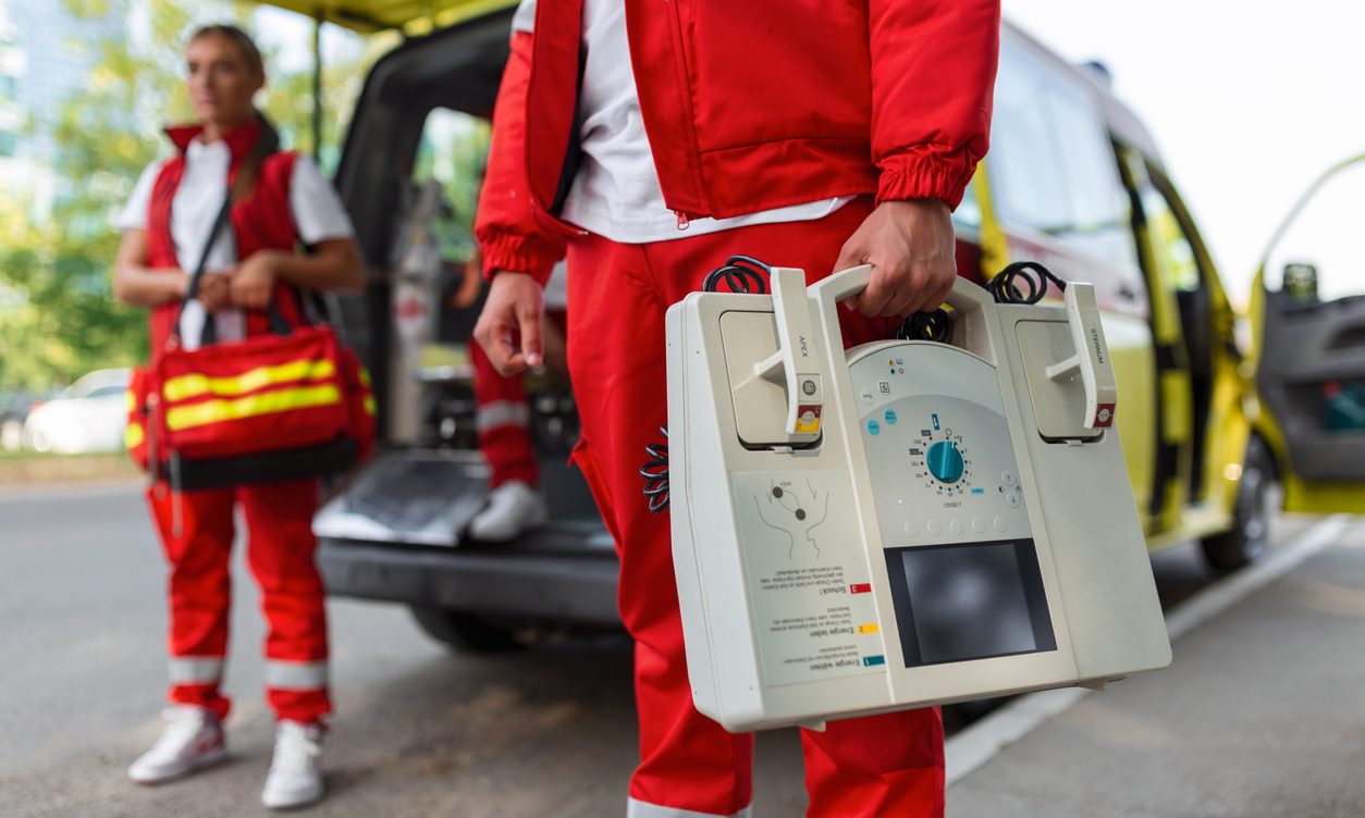 Μαθήτριες του 16ου ΓΕΛ κέρδισαν σε διαγωνισμό ΚΑΡΠΑ και δώρισαν απινιδωτή στη Διεύθυνση Τροχαίας