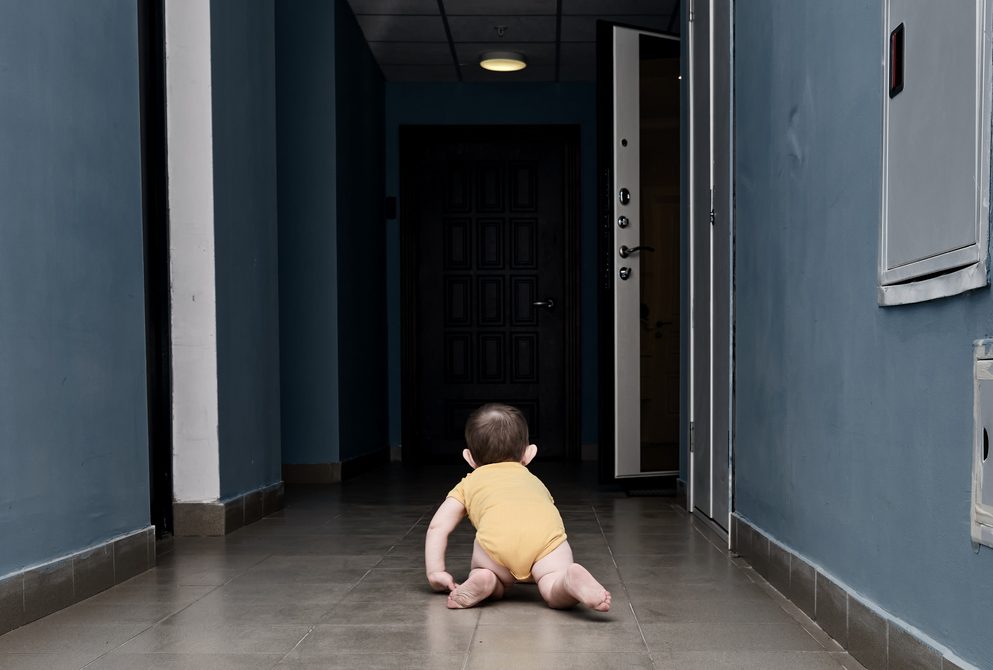 Θεσσαλονίκη: Άφησε το 1 έτους παιδί της μόνο του στο σπίτι - Συνελήφθη 37χρονη για έκθεση ανηλίκου