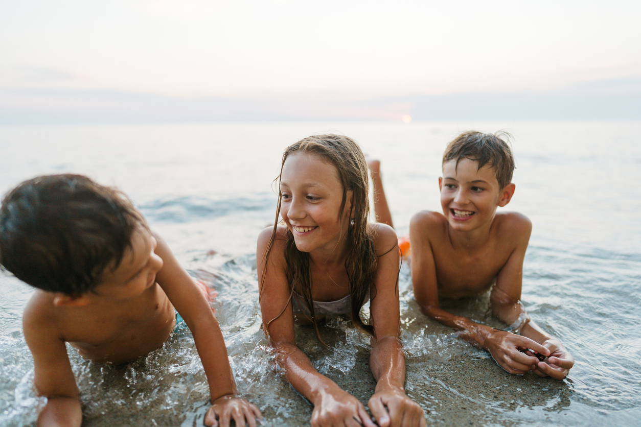 Έχουμε το δικαίωμα να επιπλήξουμε το παιδί κάποιου άλλου; Το viral περιστατικό ανάμεσα στα 10χρονα παιδάκια και λουόμενο σε παραλία στην Ελλάδα