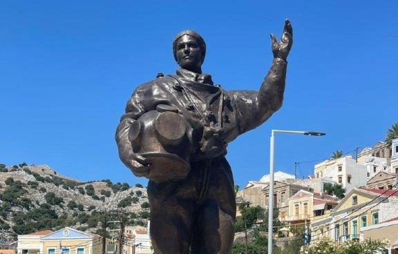 Άγαλμα για την πρώτη γυναίκα δύτρια θα στηθεί στο λιμάνι της Σύμης