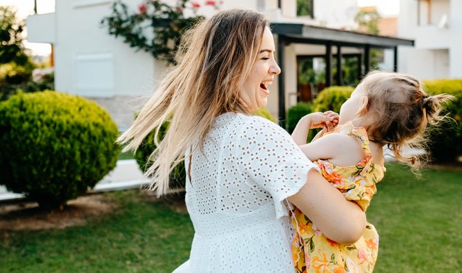 Καλοκαιρινές διακοπές για τα παιδιά είναι παντού! Ακόμα κι αν είστε σπίτι κι εσύ δουλεύεις