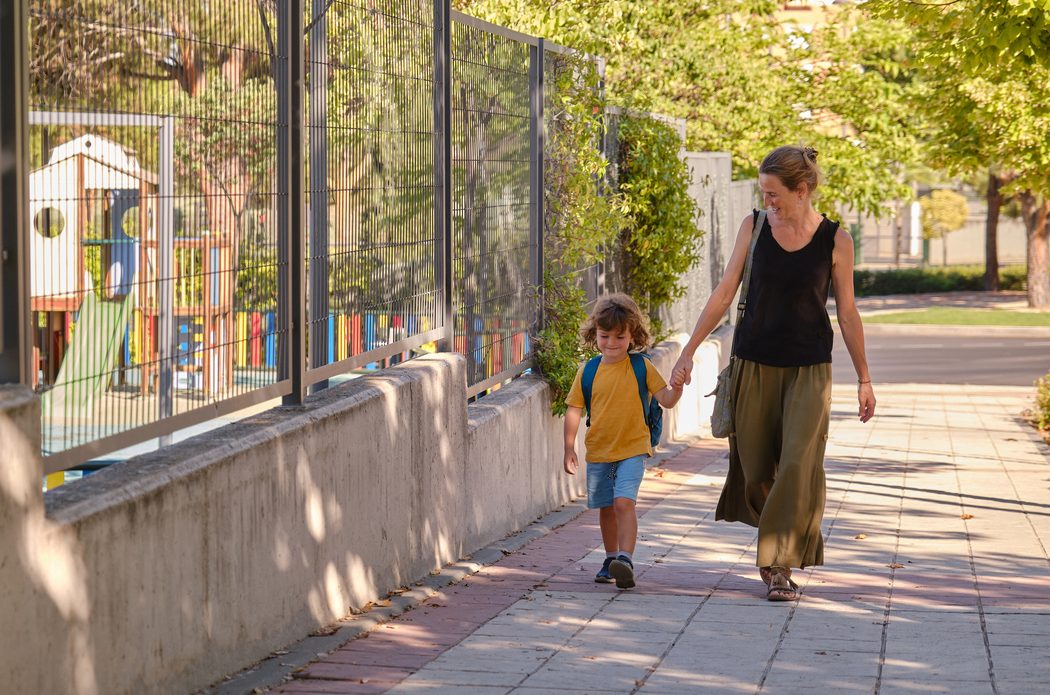 Θηλασμός... πριν το σχολείο; Μια 39χρονη μητέρα θηλάζει τα παιδιά της 5 και 6 ετών κάθε μέρα