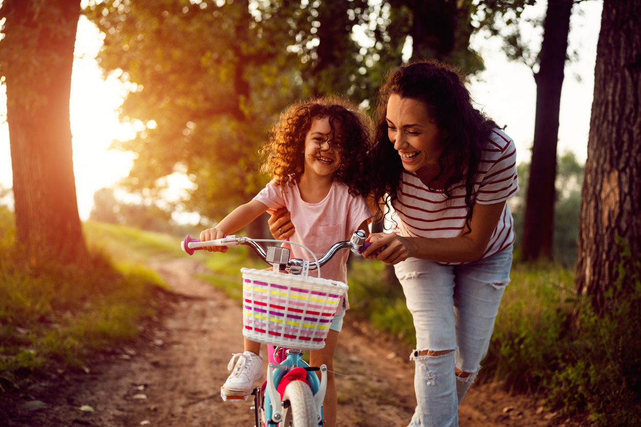 Πώς προστατεύουμε τα παιδιά από κινδύνους χωρίς να τους μεταφέρουμε τις φοβίες μας;