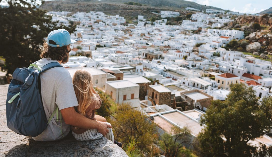 Ρόδος: Δασκάλα έκανε μάθημα σε παιδιά τουριστών την ώρα της φωτιάς