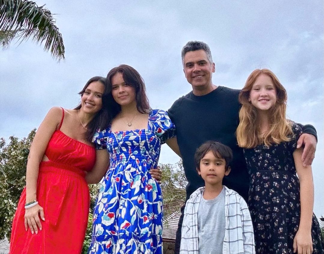 "Έχουν αποκτήσει μια γλώσσα για να επικοινωνήσουν τις ανάγκες τους διαφορετικά": Η Jessica Alba εξηγεί γιατί οι κόρες της κάνουν ψυχοθεραπεία