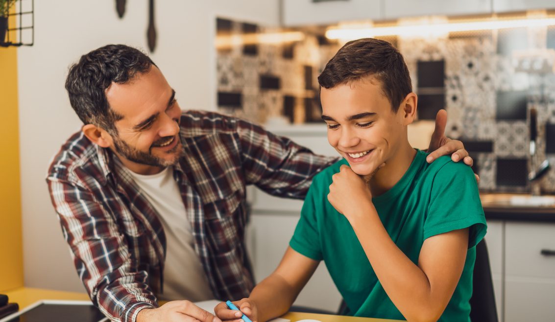 Ο λόγος που οι σχέσεις γονιών-παιδιών αλλάζουν στην εφηβεία: Η αλλαγή που πρέπει να κάνουμε για να επαναφέρουμε τις ισορροπίες