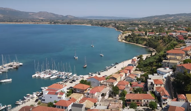 Πάλαιρος: Η πανέμορφη κωμόπολη με τα γαλαζοπράσινα νερά