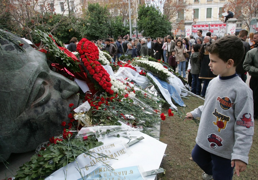 Θα καταργηθεί ο εορτασμός της επετείου του Πολυτεχνείου στα σχολεία; Η ερώτηση της ΔΟΕ προς το Υπουργείο Παιδείας: "Να πραγματοποιούνται στα σχολεία οι ανάλογες εκδηλώσεις μνήμης"