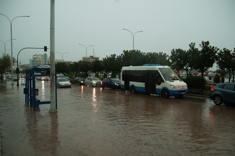«Έχουν εγκλωβιστεί τα παιδιά μου»: Η καταγγελία πατέρα στον Βόλο για τις εξετάσεις σχολείου που δεν αναβλήθηκαν εν μέσω της κακοκαιρίας Daniel