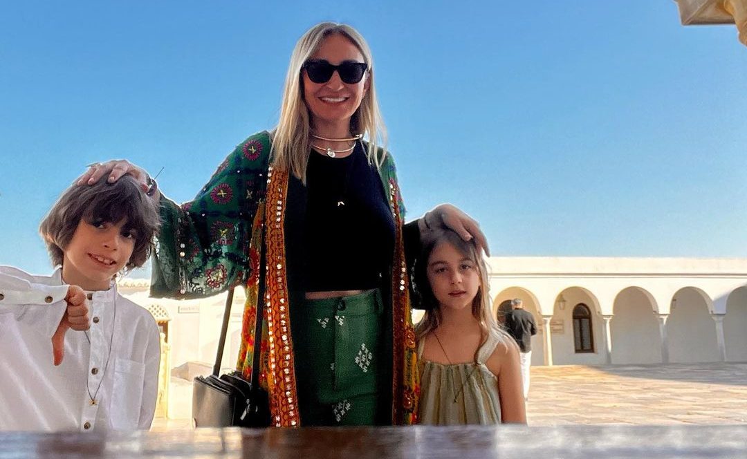 "Φωτεινά μου αστέρια, τις νύχτες ψάχνω να βρω πως θα κανουμε όμορφες τις μέρες σας": Η όμορφη ανάρτηση της Ρούλας Ρέβη για τα 8α γενέθλια των δίδυμων παιδιών της