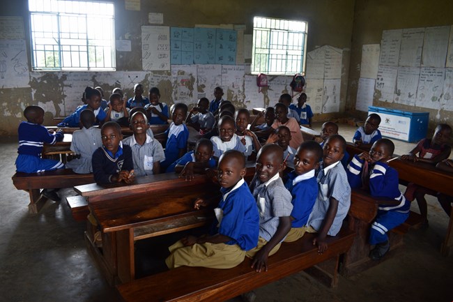 Oδοιπορικό στην Ουγκάντα: Μια διαφορετική επιστροφή στο σχολείο - Οι μαθητές πάνε στο σχολείο διανύοντας χιλιόμετρα καθημερινά και επιβιώνοντας με τα στοιχειώδη