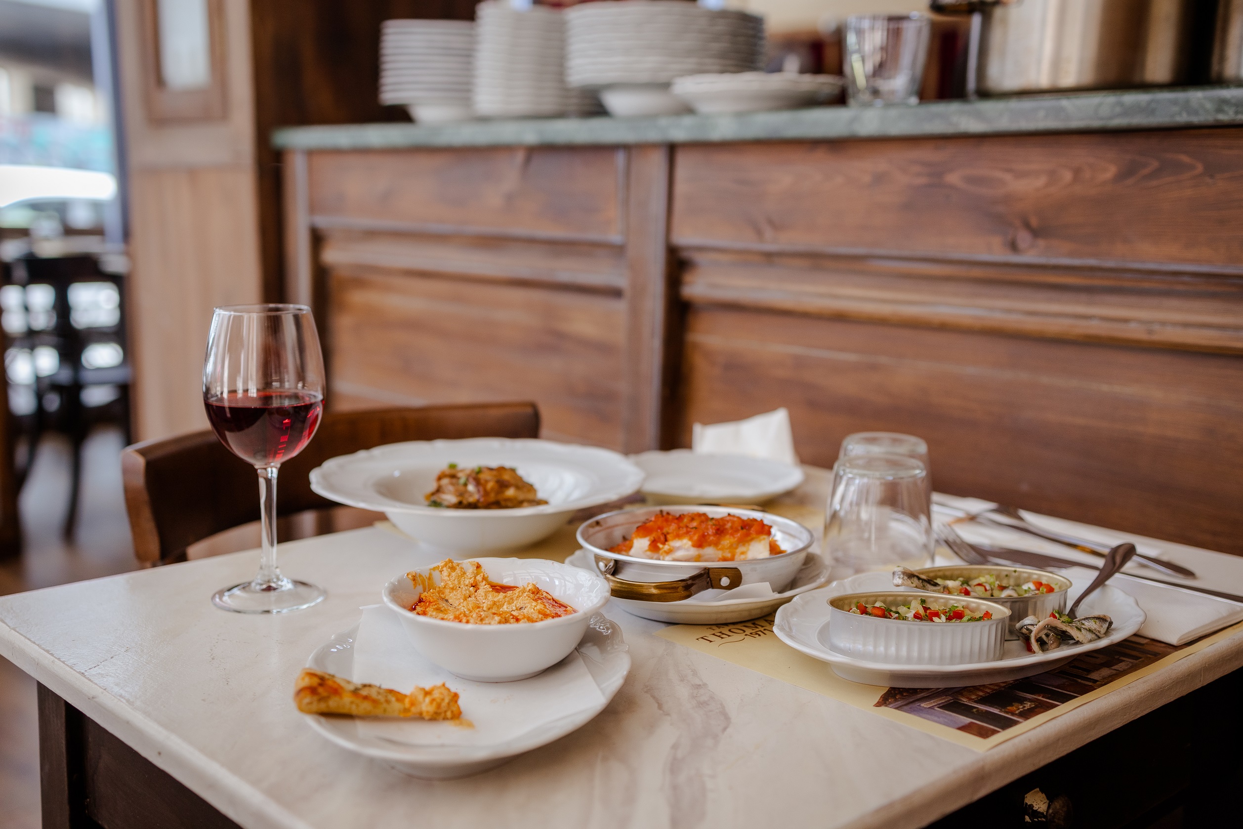 Thomas 1971 Tavern: Γεύσεις και αίσθηση από τις παλιές αστικές ταβέρνες