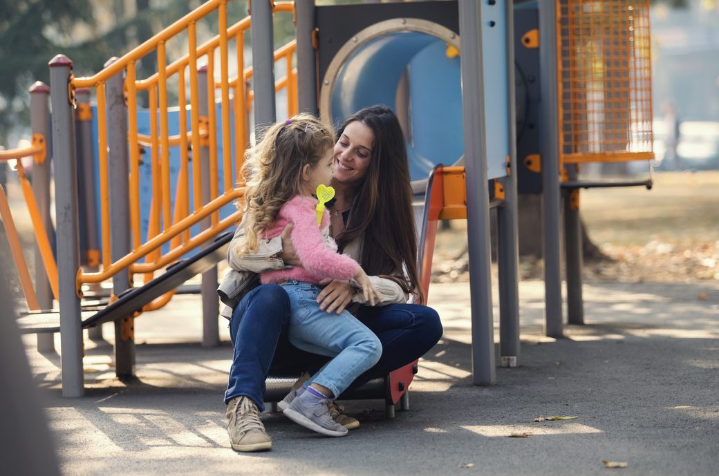 Το viral κόλπο μιας μαμάς για να φεύγει με το παιδί από την παιδική χαρά... χωρίς κλάματα!