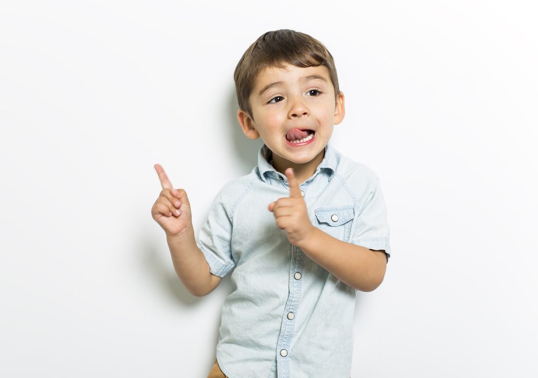 Πώς θα πείσεις τους γονείς σου να κάνουν ό,τι θες; Ένα παιδί μιμείται τις Μum Influencers και δίνει συμβουλές στους συνομήλικούς του στο πιο αστείο βίντεο