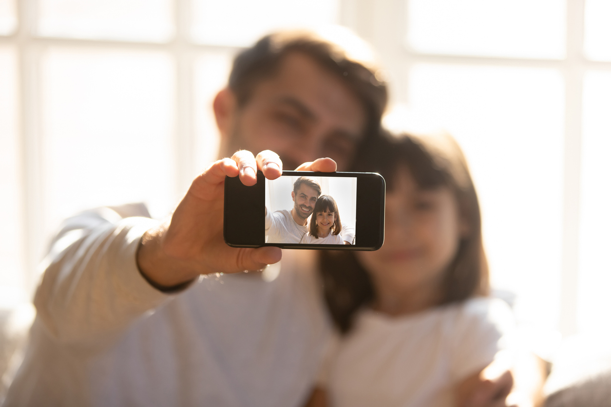 “Μην ανεβάζεις φωτογραφίες μου”: Παιδιά αντιμετωπίζουν τους γονείς τους σε νέο βίντεο για την υπερέκθεση των ανήλικων στα social media