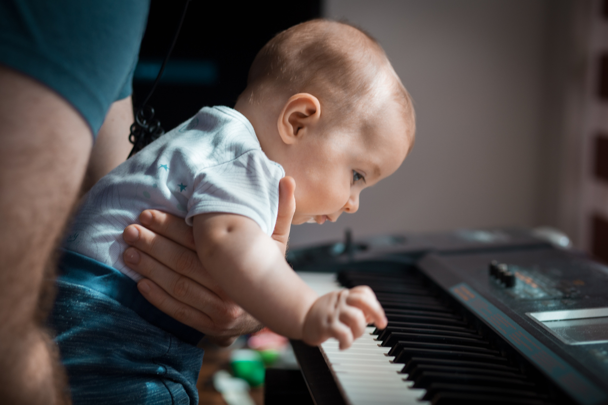 "Στην αγκαλιά της φύσης": Το μαγικό βίντεο με τον πιανίστα Μελαχρινό Βελέντζα να παίζει πιάνο στη Λευκάδα παρέα με ένα μωράκι 8 μηνών