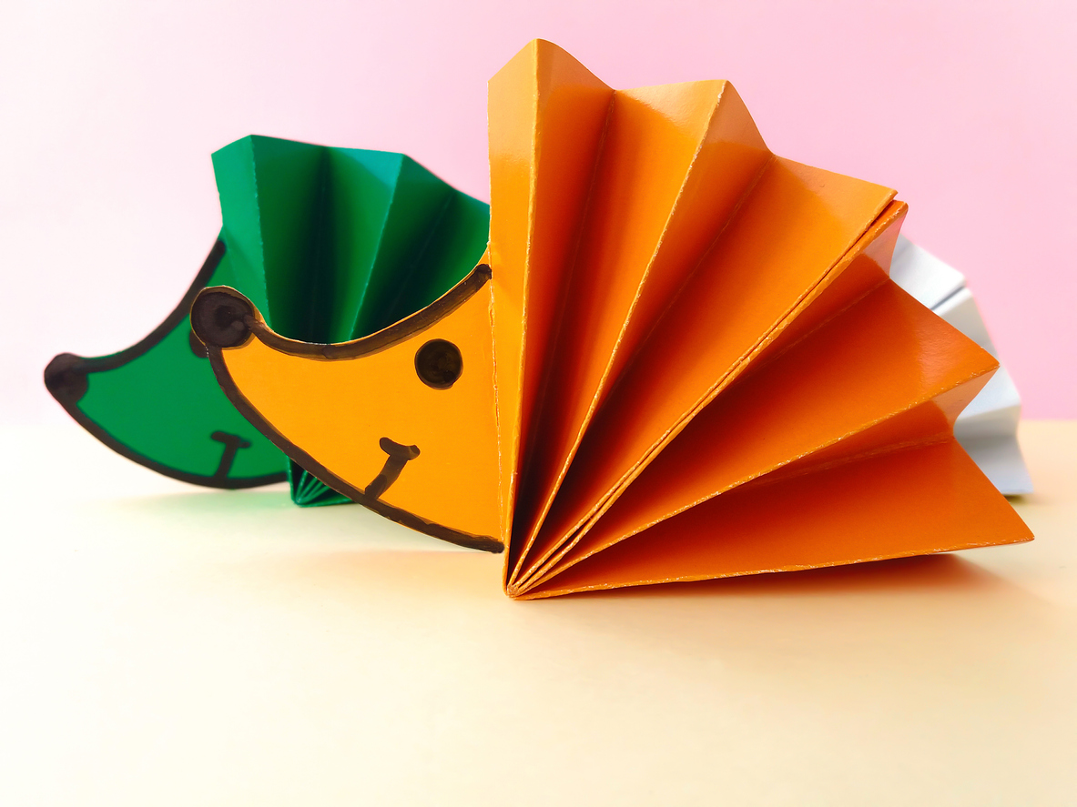 Χειροτεχνίες για παιδιά: Φτιάχνουμε χρωματιστά σκαντζοχοιράκια με χαρτόνι