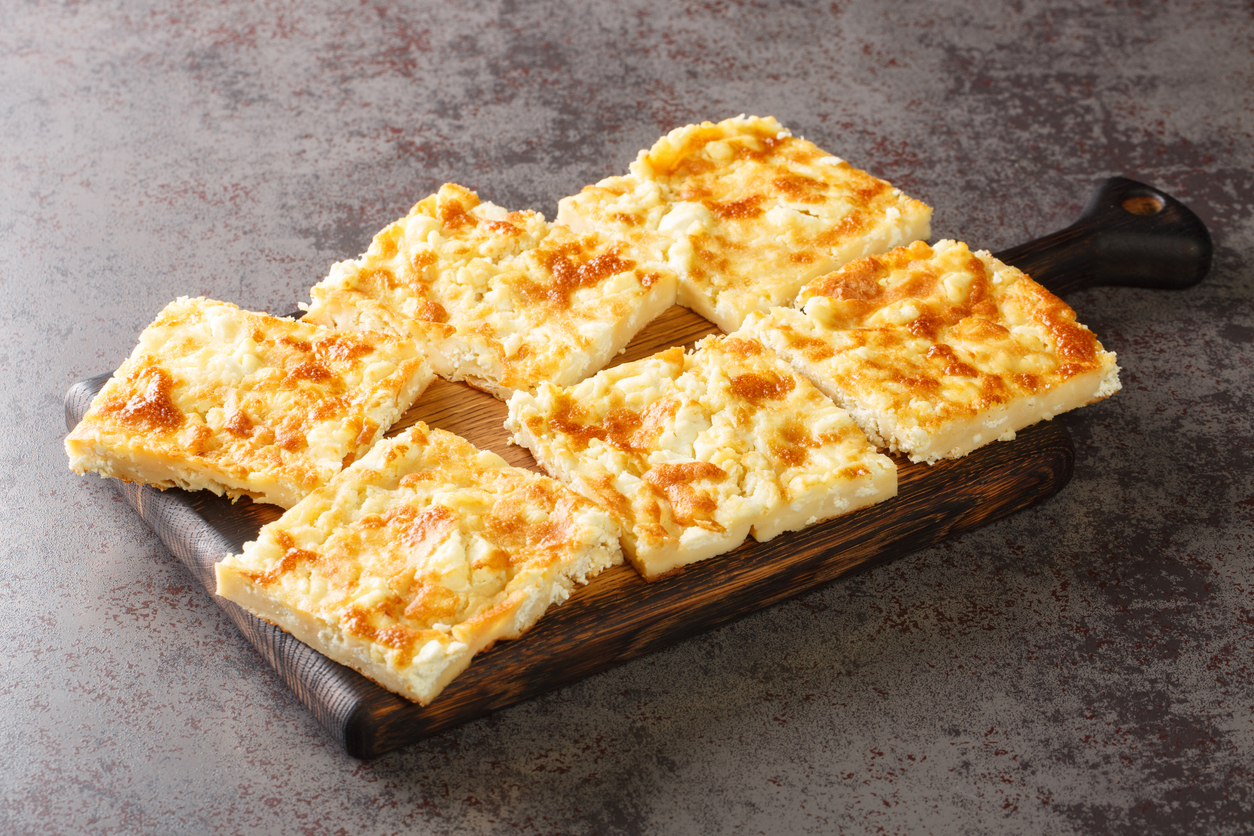 Τυρόπιτα στη λαδόκολλα: Μια εύκολη συνταγή με 4 υλικά για πρωινό ή σνακ στο σχολείο