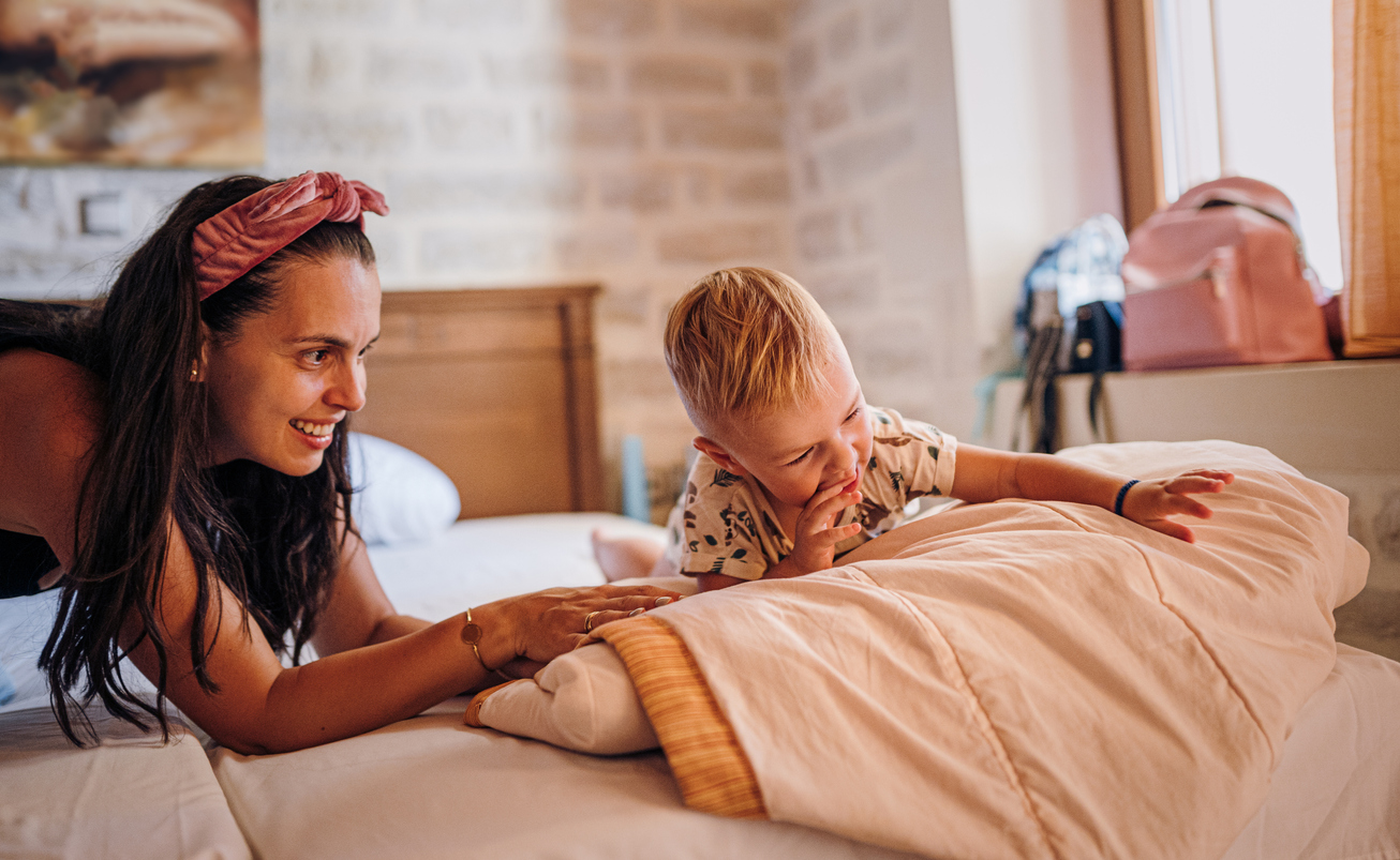 Στρώμα στο πάτωμα αντί για κούνια: Μια μαμά ενός μωρού 8 μηνών εξηγεί γιατί το προτιμάει