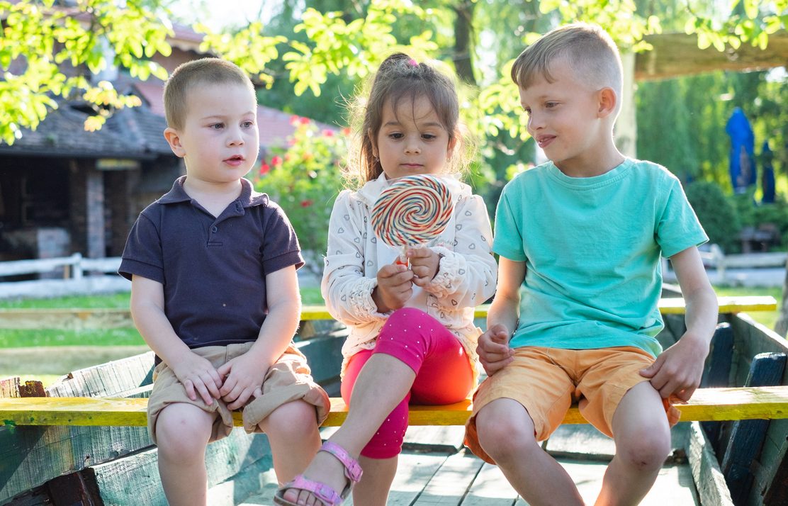 «Παγκάκια φιλίας» κατά της σχολικής μοναξιάς στα Δημοτικά Σχολεία της Ηλιούπολης