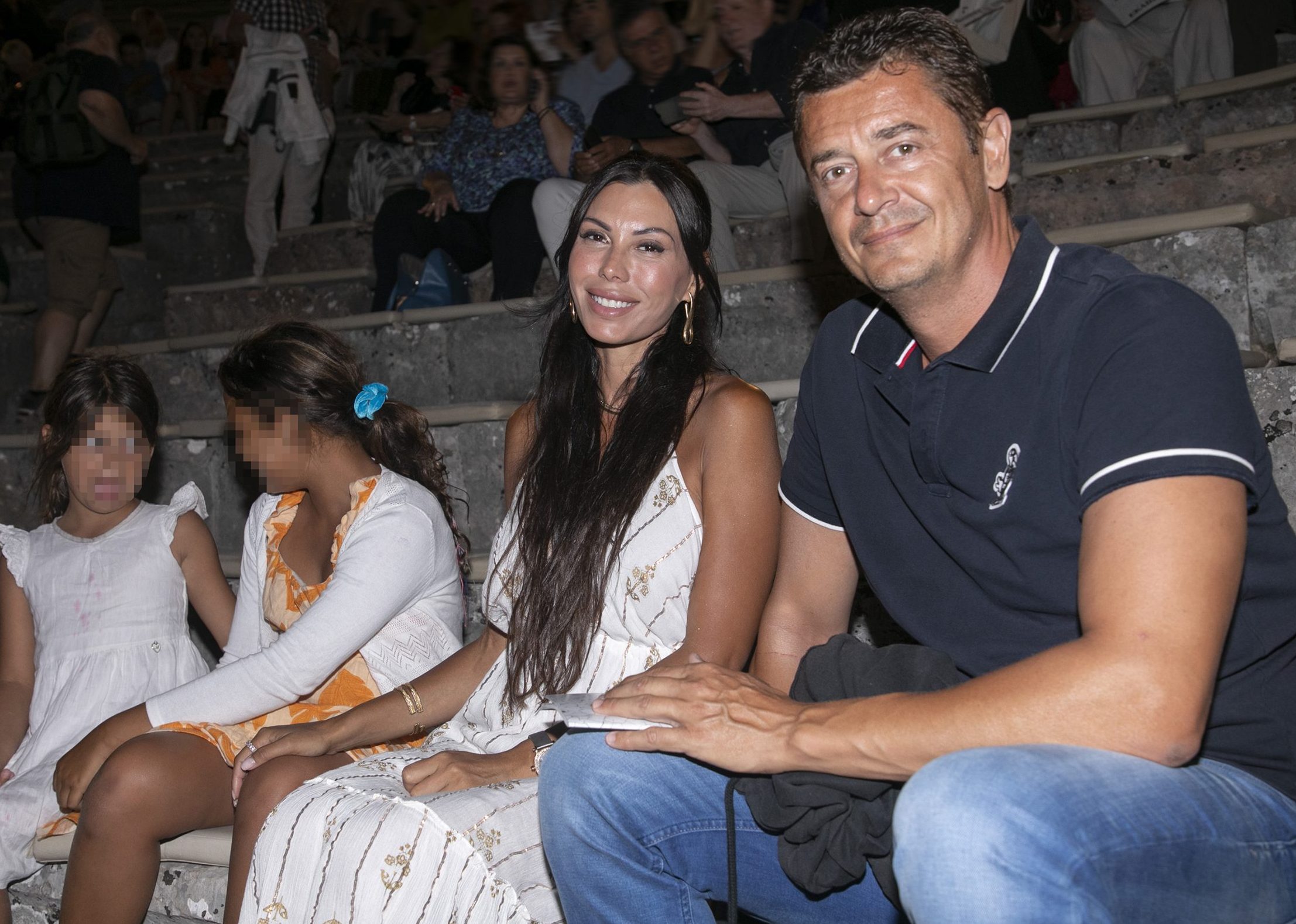 Αντώνης Σρόιτερ: Παίζει μπάσκετ με την κόρη του στον κήπο του σπιτιού τους