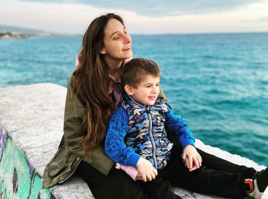 "Δεύτερο παιδί...": Η χιουμοριστική ανάρτηση της Φωτεινής Αθερίδου για το πόσο διαφορετικά μεγαλώνουν τα δεύτερα παιδιά σε μια οικογένεια