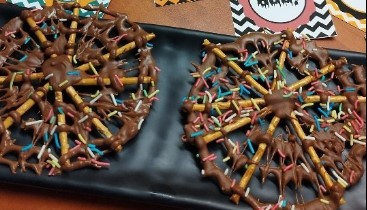 Σοκολατένιοι ιστοί αράχνης- H εύκολη συνταγή για να γιορτάσουμε μαζί με τα παιδιά το Halloween