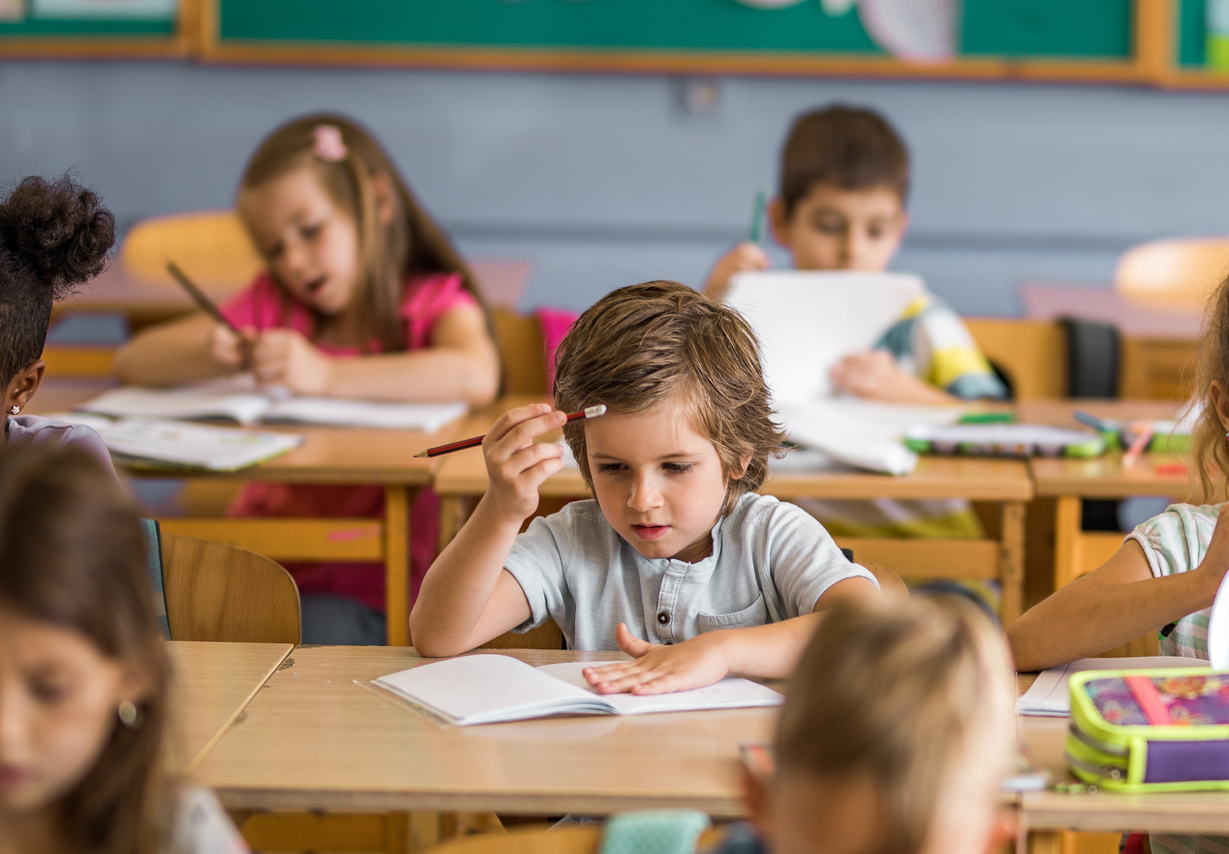 «Λουλούδια που ανθίζουν»: Η συμβουλή του Μάριου Μάζαρη στα παιδιά που τώρα μαθαίνουν να γράφουν και να διαβάζουν