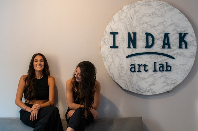 INDAK art lab: Οι δημιουργοί του πιο δημιουργικά ανήσυχου καλλιτεχνικού εργαστηρίου για παιδιά μιλούν για την πρόκληση του να τα οδηγείς να αποκτήσουν αυτοπεποίθηση και ενσυναίσθηση με όχημα την τέχνη