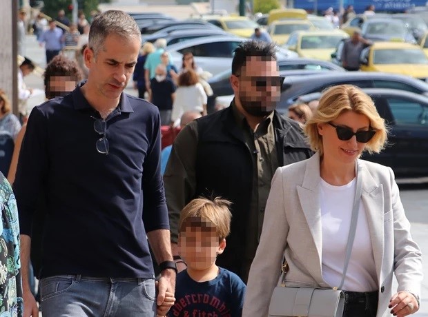 "Πρόλαβε να ψηλώσει": Η Σία Κοσιώνη φωτογραφίζει τον σύζυγό της μαζί με τον γιο τους, Δήμο