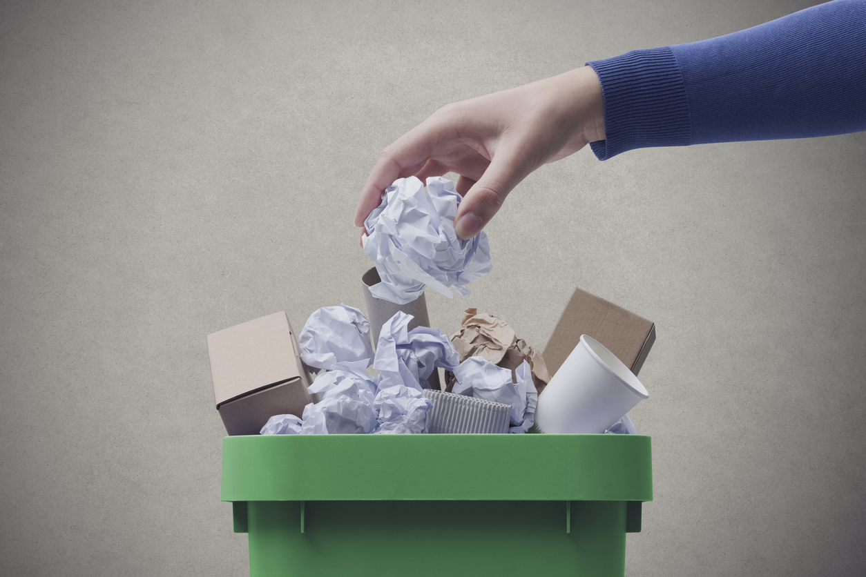 Περιβάλλον: Στα Χανιά τοποθετήθηκαν οι νέοι μπλε κάδοι με κίτρινο καπάκι για τη χωριστή συλλογή χαρτιού