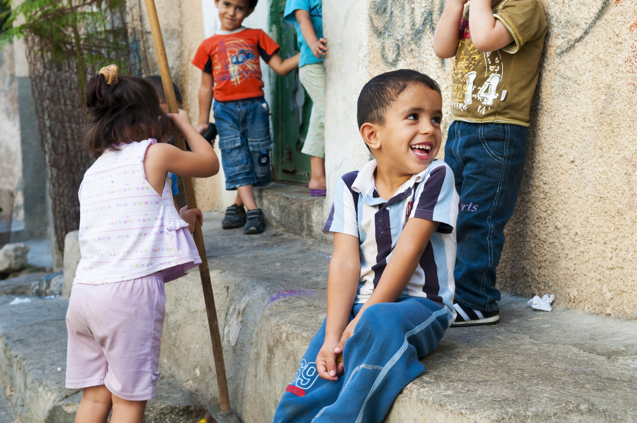 Χωρίς τούρτα και μπαλόνια αλλά με χαμόγελα: Μια μητέρα στη Γάζα γιόρτασε τα γενέθλια της κόρης της με το drone πάνω από τα κεφάλια τους