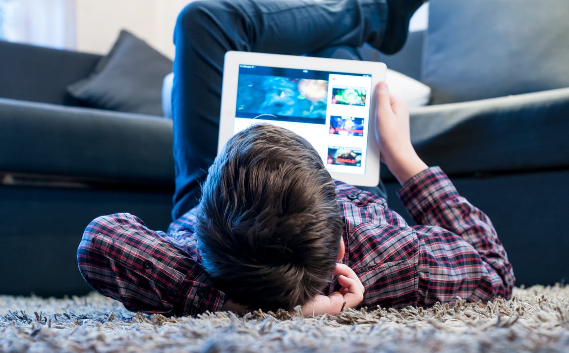 Οι γονείς των εφήβων ανησυχούν περισσότερο για τον εθισμό στο διαδίκτυο παρά στα ναρκωτικά