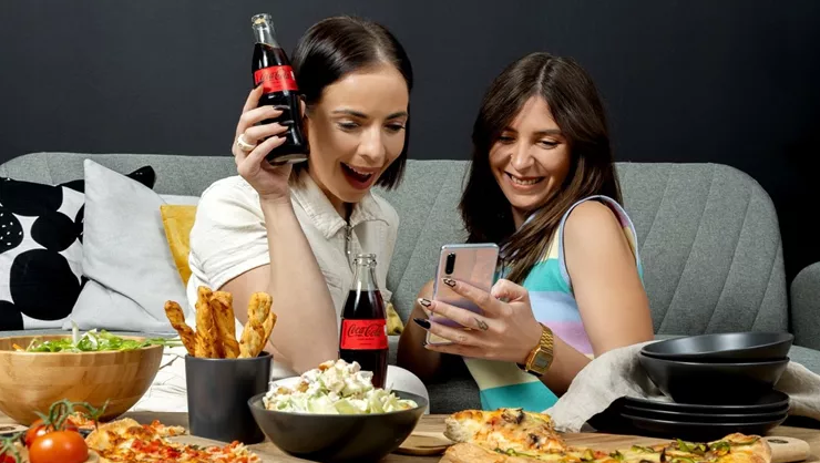 Η δική μου μαγική Κυριακή έχει binge-watch σειράς παρέα με την κολλητή