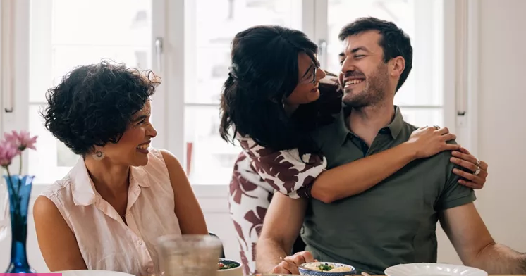 Sunday lunch with friends: Το Κυριακάτικο ritual που σκορπίζει μαγεία