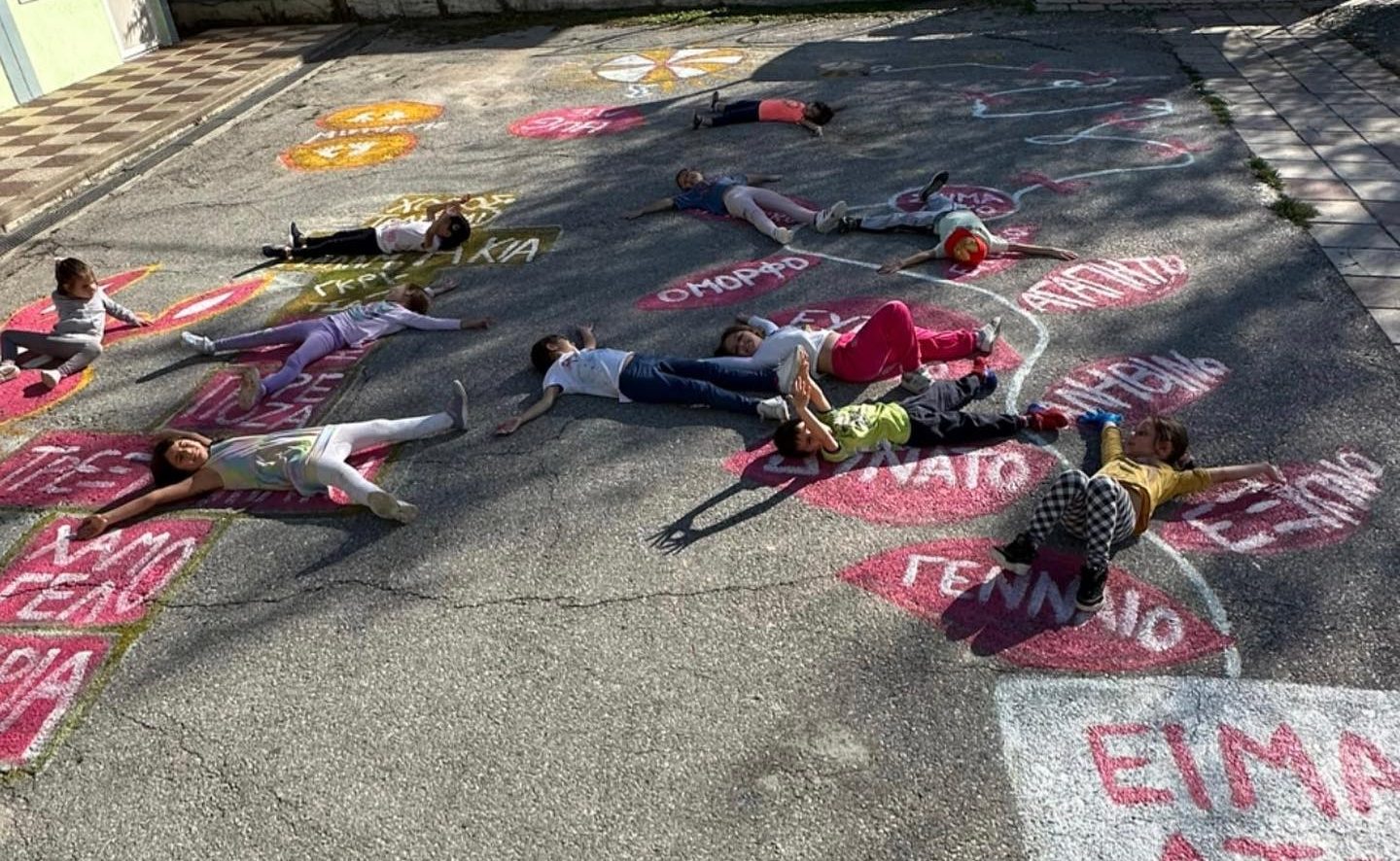 Ένα δημοτικό σχολείο στη Θεσσαλονίκη μεταμορφώθηκε με χρώματα, φυτά και την καλύτερη διάθεση!