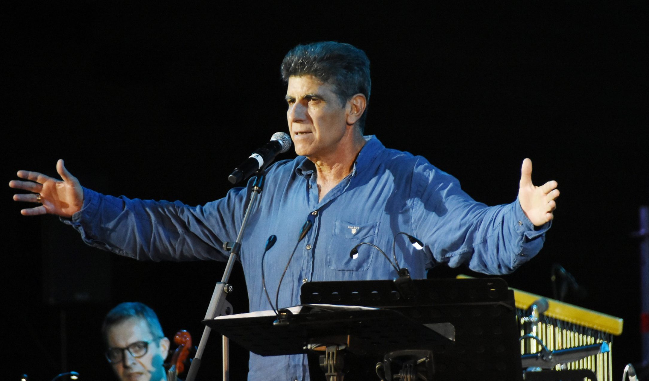 Γιάννης Μπέζος: Η ελληνική οικογένεια είναι σαν τη μαφία - Ο Χίτλερ μπροστά της είναι αρνί