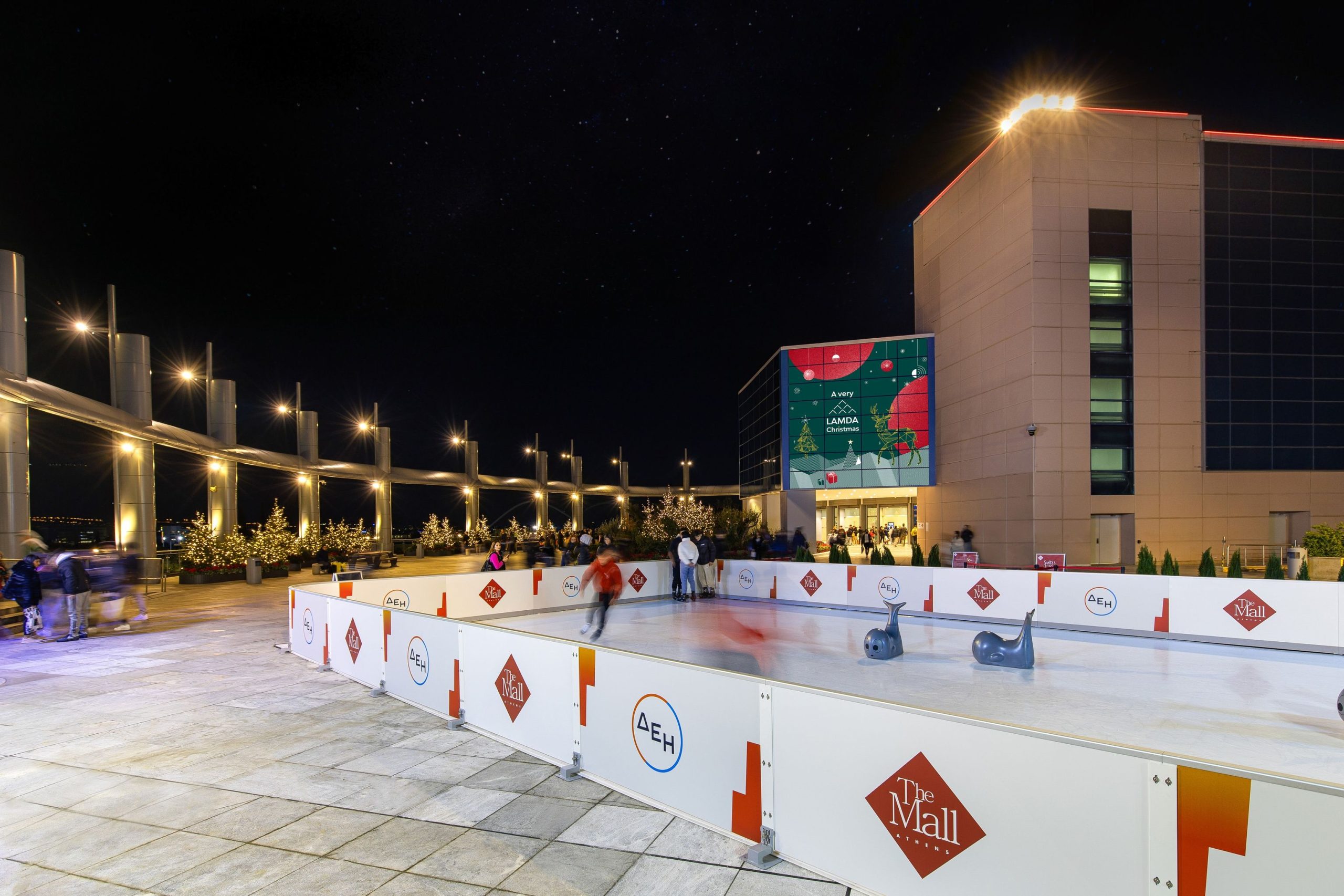 Φέτος περνάμε τα πιο festive Χριστούγεννα με όλη την οικογένεια στο παγοδρόμιο του The Mall Athens