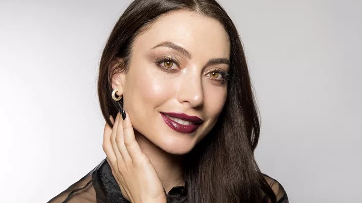 Holiday Party Glam: Πώς να πετύχεις το πιο εντυπωσιακό μακιγιάζ για τα γιορτινά parties